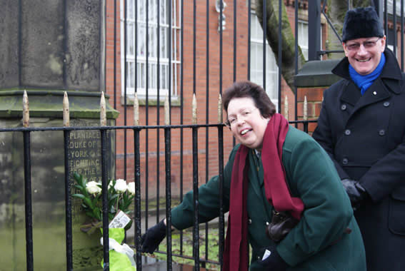 Wreath laying 02